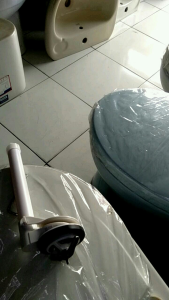 Tiang pembilas closet duduk model kodok Pompa kloset toilet