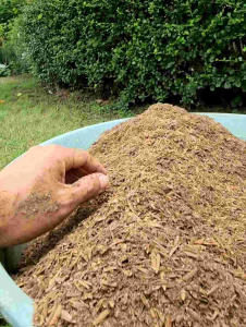 แกลบขี้ลีบหมัก ขนาดบรรจุ 5 กิโลกรัม วัสดุปรับปรุงดิน ที่ผ่านกระบวนการย่อยสลายดีแล้ว ให้ดินโปร่งร่วนซุย มีอินทรีย์วัตถุและอาหารที่พืชต้องการ จะเติมลงดินได้โดยตรง หรือใช้เป็นส่วนผสมวัสดุปลูกผักสลัด ผักสวนครัว ไม้ดอก ไม้ประดับ ไม้ผลได้ทุกชนิด