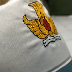 TOPI SEKOLAH SMA ABU ABU POLOS BORDIR LOGO TUTWURI KRETEK PEREKAT PREMIUM CEWE COWOK