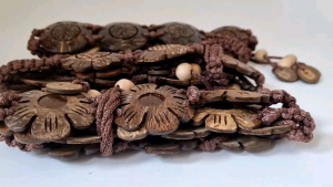 เข็มขัด กะลา ไม้ ระย้า กระลา ดอกไม้ กะลามะพร้าว เครื่องประดับสตรี แนววินเทจ สีดำ สลับ สีน้ำตาล คู่กับ ชุดไทย ผ้าฝ้าย ผ้าไทย ชุดงานปีใหม่ เครื่องประดับแต่งไปวัด แบบตะขอเกี่ยว ยาว 50 นิ้ว ฝืมือคนไทย