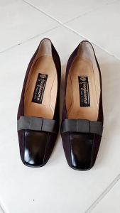 Sepatu wanita preloved/bekas pakai branded Ori buatan Italy size 36 kondisi sepatu masih layak pakai bahan mix suede dan kulit tinggi hak 3cm warna coklat tua utk detail nya mohon chat dahulu Jadwal antar paket ke dropoff jasa kurir setiap jam 5 sore