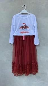 Stelan 17 Agustus PAUD TK SD Usia 4-11 Tahun: Setelan Kaos Merah Putih Kemerdekaan\\n\\n Apa Itu Setelan 17 Agustus PAUD TK SD?\\nSetelan 17 Agustus PAUD TK SD adalah seragam yang dirancang khusus untuk anak-anak usia 4-11 tahun, yang dikenakan pada perayaan Hari Kemerdekaan Indonesia. Setelan ini biasanya terdiri dari kaos berwarna merah dan putih dengan desain yang menampilkan simbol-simbol nasional seperti Garuda Pancasila, bendera, dan lambang lainnya.\\n\\n Mengapa Memilih Setelan Kaos Merah Putih Kemerdekaan?\\nMemilih setelan kaos merah putih kemerdekaan memiliki beberapa keuntungan, antara lain:\\n\\n- **Menghormati Tradisi**: Mengenakan setelan ini merupakan cara untuk menghormati tradisi dan memperingati Hari Kemerdekaan Indonesia.\\n- **Kenyamanan**: Kaos merah putih biasanya terbuat dari bahan yang lembut dan nyaman dikenakan oleh anak-anak.\\n- **Karakteristik Nasional**: Desain setelan ini seringkali mencerminkan identitas nasional, sehingga anak-anak dapat belajar tentang simbol-simbol nasional sambil bermain.\\n\\n Bagaimana Menemukan Setelan yang Sesuai dengan Anak Anda?\\nUntuk menemukan setelan kaos merah putih kemerdekaan yang sesuai dengan anak Anda, pertimbangkan beberapa hal berikut:\\n\\n- **Ukuran**: Pastikan ukuran setelan sesuai dengan tubuh anak Anda. Jangan terlalu ketat atau longgar.\\n- **Desain**: Pilih desain yang disukai anak Anda, tetapi pastikan juga bahwa desain tersebut mencerminkan nilai-nilai nasional.\\n- **Warna**: Pilih warna merah dan putih yang kontras dan menarik.\\n\\n Cara Memilih Setelan yang Tepat untuk Anak Usia 4-11 Tahun\\nBerikut adalah beberapa tips dalam memilih setelan kaos merah putih kemerdekaan yang tepat untuk anak usia 4-11 tahun:\\n\\n Pertimbangan Ukuran dan Desain\\nPastikan ukuran setelan sesuai dengan tubuh anak Anda. Jangan terlalu ketat atau longgar. Pilih desain yang disukai anak Anda, tetapi pastikan juga bahwa desain tersebut mencerminkan nilai-nilai nasional.\\n\\n Memilih Warna dan Motif yang Sesuai\\nPilih warna merah dan putih yang kontras dan menarik. Jangan lupa untuk mempertimbangkan motif yang sesuai dengan usia anak Anda.\\n\\n Tips Penting dalam Memakai Setelan Kaos Merah Putih Kemerdekaan\\nBerikut adalah beberapa tips penting dalam memakai setelan kaos merah putih kemerdekaan:\\n\\n Cara Merawat Setelan dengan Baik\\nPastikan untuk mencuci setelan ini sesuai dengan petunjuk pencucian yang tertera pada label. Jangan menggunakan deterjen yang keras dan jemur di tempat teduh agar warna tidak luntur.\\n\\n Mencocokkan Aksesoris dengan Setelan Kaos Merah Putih Kemerdekaan\\nUntuk menambah kesan nasionalis, Anda dapat menambahkan aksesoris seperti topi merah putih atau ikat pinggang. Pastikan juga bahwa aksesoris tersebut sesuai dengan usia anak Anda.\\n\\nSetelan kaos merah putih kemerdekaan adalah pilihan yang tepat untuk anak-anak usia 4-11 tahun dalam perayaan Hari Kemerdekaan Indonesia. Dengan memilih setelan yang tepat, Anda dapat membantu anak-anak belajar tentang simbol-simbol nasional sambil bermain dan merayakan kemerdekaan.\n}