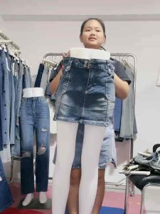 กระโปรงยีนส์ทรงเอ แต่งกระดุมสองเม็ด เข้ารูปเซ็กซี่