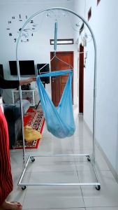 Tiang ayunan bayi bongkar pasang