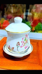 LY NƯỚC THỜ CÚNG CÓ NẮP HOẠ TIẾT HOA SEN VÂN NỔI NHẸ