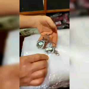 Jam Gantungan Kunci CN Oval: Aksesori Stylish & Praktis