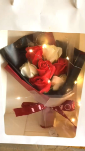 ส่งจากไทย ช่อดอกไม้สบู่ 7 ดอก พร้อมถุงกระดาษแข็งและไฟประดับ ของขวัญรับปริญญา วาเลนไทน์ ดอกไม้ทำมาจากสบู่ มีกลิ่นหอมมาก ให้ครบเซ็ท