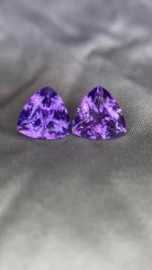 คู่ อเมทิสต์ธรรมชาติ ขนาด 13x8 มม. รูปร่างล้านล้าน (2 ชิ้น) Pair of natural amethysts size 13x8 mm trillion shape (2 pieces)