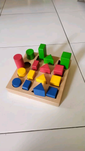 Pasak Geometri Berjenjang Mainan APE: Mainan Kayu Edukatif