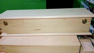 Box kayu tempat penyimpanan serbaguna dengan ukuran 50×10×10\\n\\n Apa Itu Box Kayu Untuk Penyimpanan?\\n\\nBox kayu untuk penyimpanan adalah wadah atau tempat penyimpanan yang terbuat dari kayu, yang dirancang untuk menyimpan berbagai jenis barang dan peralatan. Box kayu penyimpanan serbaguna ini sangat cocok untuk Anda yang membutuhkan ruang penyimpanan tambahan di rumah atau kantor. Salah satu ukuran yang populer adalah box kayu dengan ukuran 50×10×10 cm, yang sangat ideal untuk menyimpan barang-barang kecil hingga sedang.\\n\\n Kelebihan Box Kayu Praktis & Tahan Lama\\n\\nBox kayu praktis dan tahan lama memiliki beberapa kelebihan, antara lain:\\n\\n- **Kualitas material**: Box kayu biasanya terbuat dari kayu berkualitas tinggi, sehingga dapat menjamin ketahanan dan daya tahan yang baik dalam jangka waktu yang lama.\\n- **Desain**: Box kayu seringkali dirancang dengan desain yang elegan dan minimalis, sehingga dapat menjadi elemen dekoratif di rumah atau kantor Anda.\\n- **Fungsi**: Box kayu multifungsi dapat digunakan untuk berbagai keperluan penyimpanan, mulai dari penyimpanan barang-barang kecil hingga penyimpanan peralatan.\\n\\n Pilihan Ukuran Box Kayu Multifungsi\\n\\nBox kayu multifungsi tersedia dalam berbagai ukuran, termasuk box kayu dengan ukuran 50×10×10 cm. Ukuran ini sangat ideal untuk menyimpan barang-barang kecil hingga sedang, seperti buku, dokumen, atau peralatan kantor.\\n\\n Manfaat Menggunakan Box Kayu Penyimpanan Serbaguna\\n\\nMenggunakan box kayu penyimpanan serbaguna memiliki beberapa manfaat, antara lain:\\n\\n Efisiensi Ruang Dengan Box Kayu\\n\\nBox kayu dapat membantu Anda menghemat ruang dengan menyimpan barang-barang Anda secara rapi dan terorganisir. Dengan menggunakan box kayu, Anda dapat menyimpan barang-barang Anda di satu tempat, sehingga lebih mudah untuk mencari dan mengaksesnya.\\n\\n Keamanan Barang Dengan Box Kayu\\n\\nBox kayu juga dapat membantu melindungi barang-barang Anda dari kerusakan atau kehilangan. Box kayu biasanya dilengkapi dengan penutup yang aman, sehingga dapat melindungi barang-barang Anda dari debu, air, atau hewan pengerat.\\n\\n Cara Memilih Box Kayu Penyimpanan Serbaguna\\n\\nBerikut adalah beberapa tips untuk memilih box kayu penyimpanan serbaguna:\\n\\n Pertimbangkan Material & Kualitas Box Kayu\\n\\nPertimbangkan material dan kualitas box kayu sebelum membelinya. Pilih box kayu yang terbuat dari kayu berkualitas tinggi, seperti kayu jati atau mahoni, yang memiliki ketahanan dan daya tahan yang baik dalam jangka waktu yang lama.\\n\\n Sesuaikan Ukuran Box Kayu Dengan Kebutuhan\\n\\nPastikan ukuran box kayu sesuai dengan kebutuhan Anda. Pilih ukuran box kayu yang sesuai dengan barang-barang yang akan Anda simpan, sehingga dapat menghemat ruang dan memudahkan dalam pengorganisasian.\\n\\n Cara Menggunakan Box Kayu Penyimpanan Serbaguna\\n\\nBerikut adalah beberapa tips untuk menggunakan box kayu penyimpanan serbaguna:\\n\\n Cara Menyimpan Barang Dalam Box Kayu\\n\\nSimpan barang-barang Anda dalam box kayu dengan cara yang rapi dan terorganisir. Jangan meletakkan barang-barang yang berat di bagian atas, karena dapat merusak box kayu. Gunakan box kayu untuk menyimpan barang-barang yang sering digunakan, sehingga lebih mudah untuk mencari dan mengaksesnya.\\n\\n Tips Membersihkan & Merawat Box Kayu\\n\\nUntuk membersihkan box kayu, gunakan lap lembut dan sabun ringan. Jangan gunakan pembersih keras atau bahan kimia yang dapat merusak kayu. Jika box kayu Anda rusak atau goresan, Anda dapat mengoleskan minyak kayu atau lilin kayu untuk memperbaikinya.\\n\\nDengan menggunakan box kayu penyimpanan serbaguna, Anda dapat menghemat ruang, melindungi barang-barang Anda, dan membuat rumah atau kantor Anda lebih rapi dan terorganisir. Pastikan untuk memilih box kayu yang sesuai dengan kebutuhan Anda dan merawatnya dengan baik agar dapat bertahan lama.\n}
