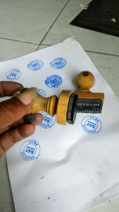 Stempel Kayu Otomatis Gagang Kayu Karet Flash & Tinta