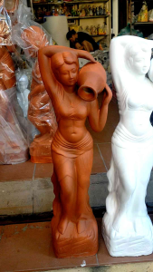 Tượng gốm cô gái đổ nước cao 79cm