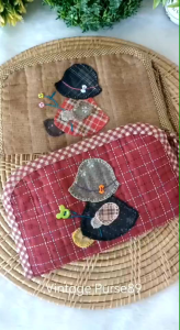 Handmade 100% ผ้าทอแต่งแอพพิเค่น กระเป๋าสตางค์ มีสายคล้องมือ Handmade 100% ควิลท์มือ ผ้าทอที่ดี ผ้าปักปาก รูปแบบน่ารัก แต่งงานมีช่องใส่บัตร ซิปและหัวซิป YKK ที่ดี บุใยหนานุ่มมือ หน้าจอ 6.7 นิ้ว เพียง 6.7 นิ้ว นอกจากนี้ มีของขวัญของฝากถูกใจ รูปแบบ