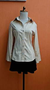 atasan kemeja wanita cream BANANA REPUBLIC cewek M L lengan panjang MEWAH kerja kuliah tebal
