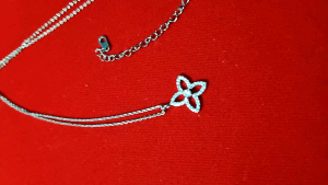 สร้อยพร้อมจี้ ลายดอกไม้✨️ สีเงิน 🛵พร้อมส่ง