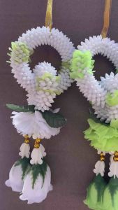 พวงมาลัย ดอกลัก+ดอกกุหลาบ 3 ดอก เนื้อพลาสติก ขนาดเล็ก