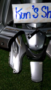 ชุดสี125iไฟเลี้ยวบังลมสีบอร์นตัดเทาลายใหญ่ปี2007ชิ้นงานสนิทเปลือกงานABS มี13ชิ้น