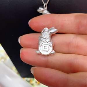 Dây chuyền bạc S925 giáp thỏ ôm đồng tiền may mắn tài lộc