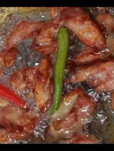 แหนมหมูติดมัน น้ำหนักขนาด 200 กรัม เป็นเมนูทอด กินกับข้าวสวยหรือข้าวเหนียวร้อนร้อน หรือจะเป็นเมนูกับแกล้ม