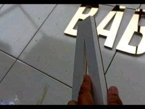 Akrilik emas tinggi 10cm alas spons untuk dekorasi dinding masjid Jami Babussalam.