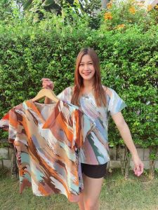 เสื้อคอวี ผ้าไหมอิตาลี ลายสีสันสวยๆ อก 40-50 นิ้ว