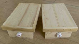 กล่องชันโรง รุนราม ผู้สร้าง: [ไม้สนเนื้อหอมแผ่นหนา (Organic Cotton)]