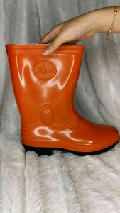 Sepatu Boot Karet STEFFI: Tahan Air & Desain Kasual\\n\\n Apa itu Sepatu Boot Karet STEFFI?\\n\\nSepatu boot karet STEFFI adalah sepatu yang dirancang untuk memberikan kenyamanan maksimal selama aktivitas outdoor. Terbuat dari bahan karet berkualitas tinggi, sepatu ini sangat tahan air dan cocok digunakan dalam berbagai kondisi cuaca buruk. Selain itu, sepatu boot ini juga memiliki desain kasual dan stylish yang membuatnya cocok untuk dipakai sehari-hari.\\n\\n Keunggulan Sepatu Boot Karet STEFFI\\n\\nBerikut adalah beberapa keunggulan utama dari sepatu boot karet STEFFI:\\n\\n- Tahan air dan cuaca buruk\\n- Desain kasual dan stylish\\n- Nyaman digunakan untuk berbagai aktivitas outdoor\\n- Terbuat dari bahan karet berkualitas tinggi\\n\\n Perbedaan dengan Merk Lain\\n\\nBerbeda dengan merk lainnya, sepatu boot karet STEFFI menawarkan desain yang lebih kasual dan stylish, serta kenyamanan maksimal selama aktivitas outdoor. Selain itu, sepatu boot ini juga terbuat dari bahan karet berkualitas tinggi yang membuatnya lebih tahan lama dan tahan air.\\n\\n Mengapa Pilih Sepatu Boot Karet STEFFI?\\n\\nAda beberapa alasan mengapa Anda harus memilih sepatu boot karet STEFFI sebagai pilihan Anda untuk aktivitas outdoor:\\n\\n- Cocok untuk Aktivitas Outdoor: Sepatu boot karet STEFFI dirancang khusus untuk aktivitas outdoor, sehingga membuatnya menjadi pilihan yang tepat untuk Anda yang suka berpetualang di alam.\\n\\n- Desain Kasual & Stylish: Selain fungsional, sepatu boot karet STEFFI juga memiliki desain yang kasual dan stylish, sehingga membuatnya cocok untuk dipakai sehari-hari.\\n\\n- Tahan Air & Cuaca Buruk: Terbuat dari bahan karet berkualitas tinggi, sepatu boot karet STEFFI sangat tahan air dan cocok digunakan dalam berbagai kondisi cuaca buruk.\\n\\n Bagaimana Menggunakan Sepatu Boot Karet STEFFI?\\n\\nBerikut adalah beberapa tips untuk menggunakan sepatu boot karet STEFFI:\\n\\n Tips Perawatan & Pemeliharaan\\n\\nAgar sepatu boot karet STEFFI tetap awet dan tahan lama, ada beberapa hal yang perlu Anda perhatikan:\\n\\n- Jangan biarkan sepatu boot basah terlalu lama setelah digunakan.\\n- Bersihkan sepatu boot secara rutin dengan lap kering atau spons.\\n- Jangan gunakan pemutih atau bahan kimia keras saat membersihkan sepatu boot.\\n\\n Aktivitas Outdoor Terbaik untuk STEFFI\\n\\nSepatu boot karet STEFFI cocok digunakan untuk berbagai aktivitas outdoor, seperti hiking, camping, atau bahkan berkebun. Selain itu, sepatu boot ini juga cocok digunakan untuk aktivitas sehari-hari yang membutuhkan kenyamanan ekstra.\\n\\n Kelebihan dalam Cuaca Buruk\\n\\nDengan bahan karet berkualitas tinggi, sepatu boot karet STEFFI sangat tahan air dan cocok digunakan dalam berbagai kondisi cuaca buruk. Selain itu, sepatu boot ini juga memiliki desain yang ergonomis yang membuatnya nyaman digunakan untuk waktu yang lama.\\n\\nJadi, jika Anda mencari sepatu boot yang tahan air, stylish, dan nyaman digunakan untuk berbagai aktivitas outdoor, sepatu boot karet STEFFI adalah pilihan yang tepat untuk Anda.\n}