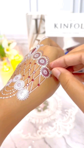 3 Baris Manik-Manik Hena/Sudah Ada Pererekat