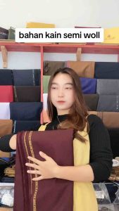 BAHAN KAIN SEMIWOOL MAROON SETELAN ATAS BAWAH BAHAN TEBAL