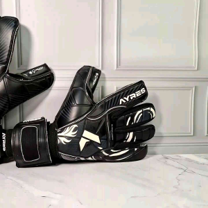 Terbaru Sarung tangan kiper Ayres hitam lis putih buat dewasa anak lengket