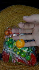 vania souvenir.. isi 100pcs Gantungan kunci miniatur buah kayu cantik dan bagus