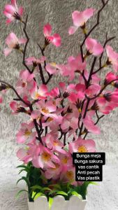 Bunga meja bunga hiasan bunga plastik bunga sakura artificial berikut vas plastik pagar