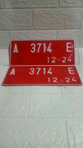 Plat nomor motor dinas warna dasar merah