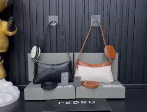 Túi Da Đeo Vai Đeo Chéo PR0 Kèm Ví Con Tròn Size 23cm (Auth Tuồn)