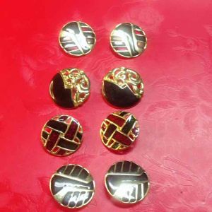 ตัวประดับรองเท้าดอกไม้ขายเป็นคู้เนื้อโลหะชุปสีทองลงยาแบบกระดุม