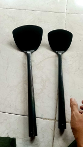 Sutil Spatula Plat Hitam: Alat Masak Tahan Lama & Berkualitas