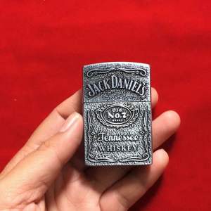 ไฟแช็คเปลวหน้าแบบเติมแก๊ส ไม่มีวัตถุ พร้อมประโยชน์ทั่วไป ใช้ไฟแช็คในการเปิดฝาหน้าแบบเติมแก๊ส