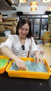 (Hộp lớn) Cát động lực sinh học không dính tay cho bé tặng kèm 2 xe công trình xẻng và khuôn cát nặn sinh học