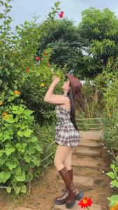 จั๊มสูทผ้าลายสก็อตเนื้อทอ ทรงขากางเกงฟักทอง’ มีสายผูกเอวหน้า งานจริงน่ารักมากเลยค่าาา