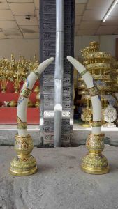 งาช้างแกะสลัก งาช้าง (ได้ 1 คู่) งาช้างมงคล สูง 80 cm. งาช้างเทียมพร้อมฐาน ทำจากไม้เนื้อแข็ง