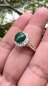 JADE แหวนหยกแท้ ทรงกลม 8 มม.  หยกพม่า  ไทป์ เอ พร้อมตัวเรือนล้อมเพชรczเกรดดี พร้อมใช้งาน