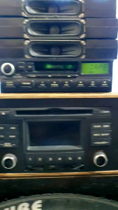 Máy phát nhạc liền Amply Isuzu. Tính năng radio tape.