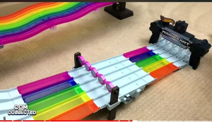 Đường đua Mattel HW Mario Kart Rainbow Road tạo được 2 đường đua có đèn âm thanh