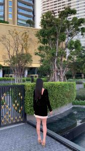 ชุดเดรสสั้น แขนยาวพอง คอเหลี่ยม อกเป็นยางยืด สีดำแต่งสลับสีครีม ยุโรปสุดหรู