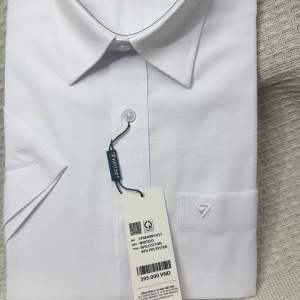 (1p0849 )Áo trắng ngắn tay hoạ tiết fom reguler( rông)