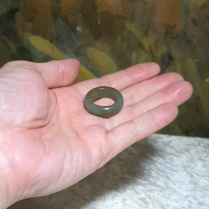 19.6mm Premium Nephrite greenish with a bit of caramel brownish Jade ring (with certificate) 19.6毫米和田玉且末青白帶小许糖戒指(带证书)