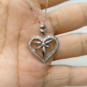 - จี้ เงินแท้ 92.5% งานส่งออก งานแฮนด์เมด ดีไซน์สวยหรูแปลกตา ฝังเพชรสวิส cz เกรด 5A เล่นไฟหนักครับ หนัก 3.8 กรัม เคลือบทองคำขาวแล้วครับ ใส่ไม่ดำ และไม่ซ้ำใคร