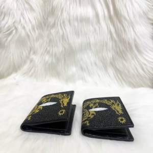 Ví nam da cá đuối thật in hình rồng nhả ngọc kích thước ngang 9cm- cao 12cm