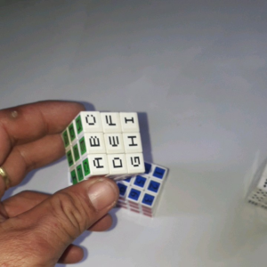 Một cục Rubik mini 3x3 bằng nhựa kích thước 3 cm x 3 cm