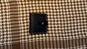 Dompet Kulit Pria Minimalis: 3/4 & Handcrafted Eklusif